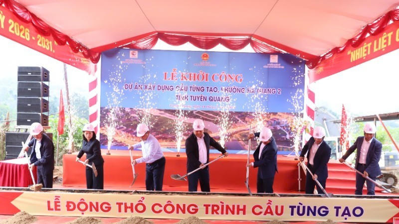 Lãnh đạo tỉnh Tuyên Quang và phường Hà Giang 2 thực hiện nghi thức khởi công xây dựng cầu Tùng Tạo.