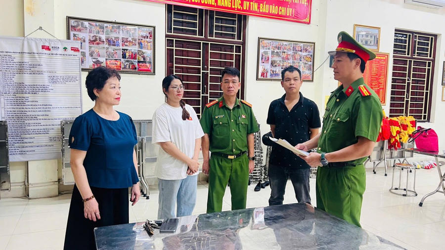 Cơ quan Cảnh sát điều tra Công an tỉnh thi hành lệnh khám xét chỗ ở của đối tượng Trần Thị Dung. (Ảnh: CALC)