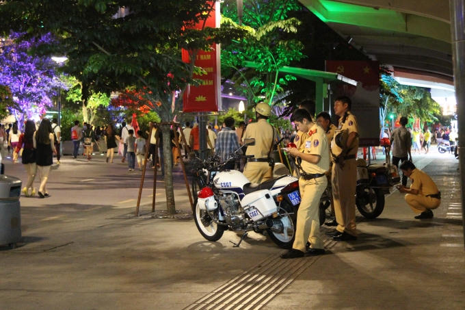 Công tác anh ninh trật tự và tình hình giao thông tại các tuyến đường chính phục vụ cho chương trình bắn pháo hoa tầm cao luôn được đảm bảo
