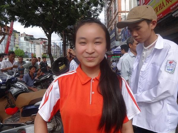 Em Nguyễn Thị Hà, học sinh trường THPT Đa Phúc - Sóc Sơn chia sẻ: "Em thấy đề thi năm nay không quá khó, nhưng đáp án lại gần giống nhau chính vì vậy làm cho em nhầm lẫn khá nhiều lần. Em chỉ chắc mình làm được khoảng 70%, và em thấy đề thi năm nay có sự phân hóa thí sinh khá cao".