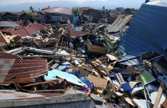 Ngày 28/9, trận động đất mạnh 7,5 độ Richter tấn công đảo Sulawesi của Indonesia kéo theo nhiều dư chấn mạnh và sóng thần cao tới 6m.