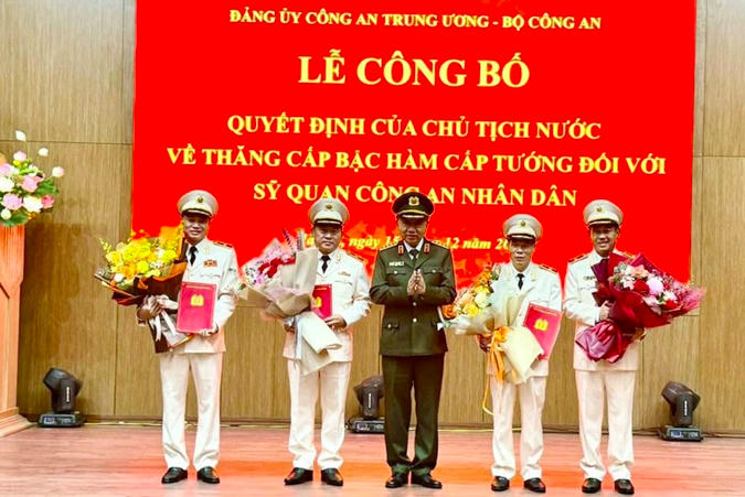 Thiếu tướng Mai Hoàng (bìa trái) tại buổi lễ thăng hàm (Ảnh: Công an cung cấp).