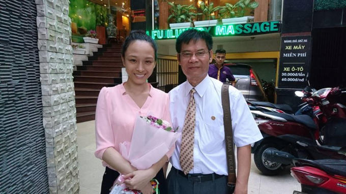 Phương Nga chụp hình cùng luật sư Phạm Cương sau khi cô được tại ngoại.