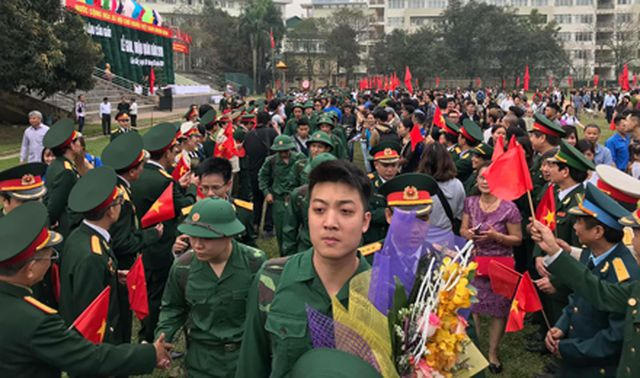 Những chiến sĩ trẻ hào hứng lên đường nhập ngũ tại buổi Lễ giao, nhận quân 20/2/2019, tại quận Cầu Giấy, Hà Nội.