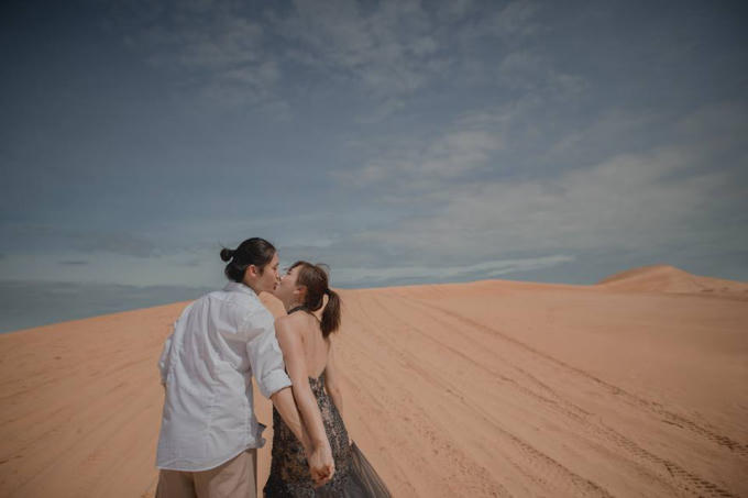 Trong bối cảnh của nhiều địa điểm nổi tiếng của mảnh đất hình chữ S như TP.HCM, Ninh Thuận,... cặp đôi đã có không ít bức ảnh cưới check-in cực độc.