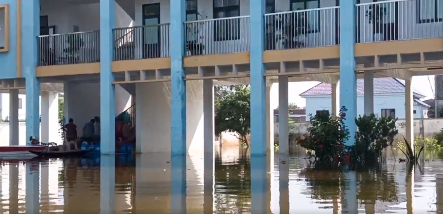 Khối nhà dạy học cũng bị ngập sâu trong nước khu vực tầng 1.