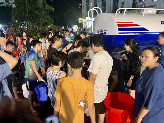 Cư dân KĐT Thanh Hà xếp hàng lấy nước hàng tối