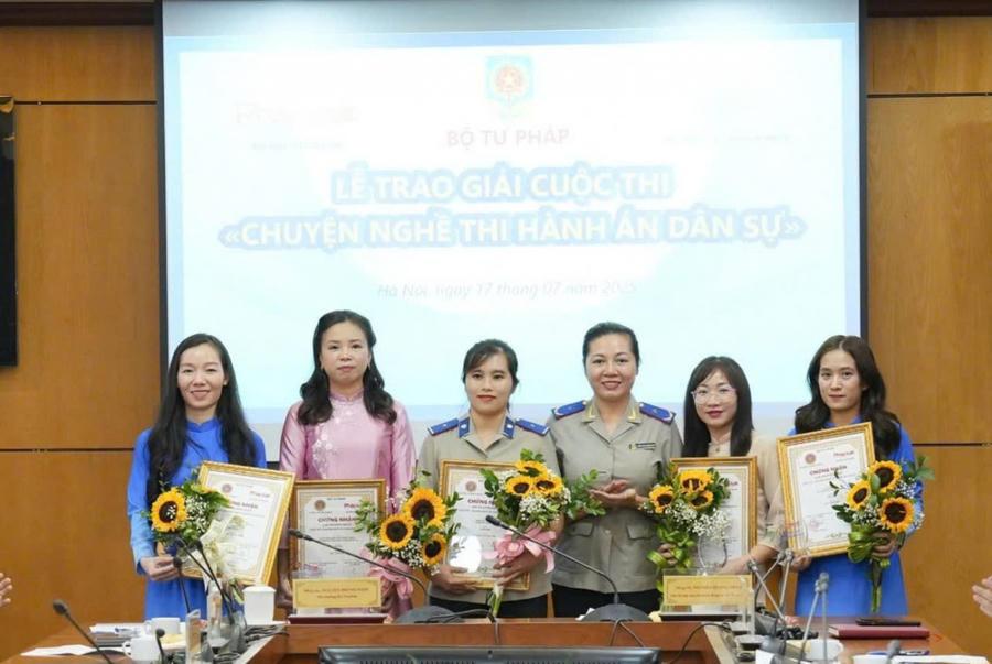 Trao giải cho các tác giả đạt Giải Khuyến khích.