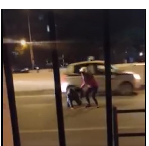 Theo như nội dung clip này thì lý do khiến chàng trai nghĩ quẩn là do thất tình, trong ảnh, cô gái đi cùng dìu chàng trai vào vệ đường sau phút tự tử bất thành.