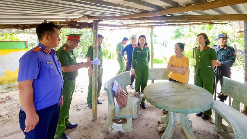 Công an tỉnh tống đạt quyết định khởi tố bị can và bắt tạm giam đối với Nguyễn Thị Chăng (áo vàng)