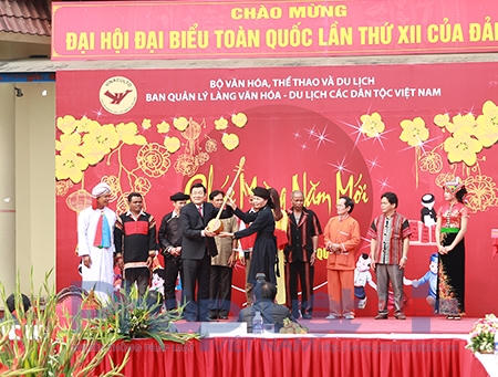 Tại đây, Chủ tịch nước đã ân cần thăm hỏi, động viên, khích lệ bà con, đồng thời trực tiếp tham gia Lễ hội Lồng Tồng (Hội Xuống Đồng) của đồng bào dân tộc Tày, với mong muốn mùa màng luôn tươi tốt, bội thu.