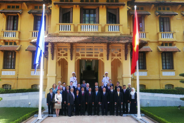 Lãnh đạo Bộ Ngoại giao và các Đại sứ, Đại biện và đại diện Đại sứ quán các nước ASEAN chụp ảnh lưu niệm sau lễ thượng cờ.