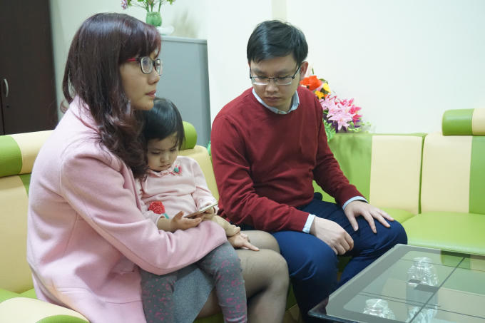 Gia đình cháu Phương bức xúc khi nghe tin con bị cô giáo đánh tím đùi. Ảnh: VT