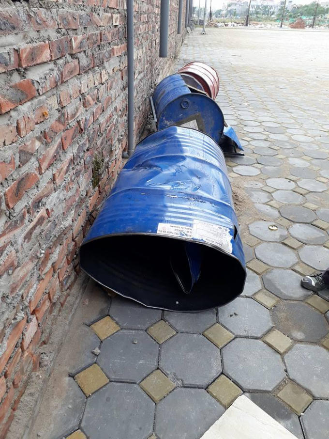 Chiếc thùng phuy phát nổ khiến nợ hàn gãy chân.
