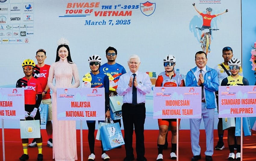 Bí thư Tỉnh ủy Nguyễn Văn Lợi tặng quà lưu niệm cho các đội đua (báo Bình Dương).