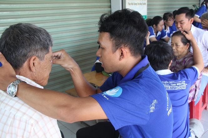 Xúc động sinh viên trường Y chăm sóc sức khỏe cho người cao tuổi