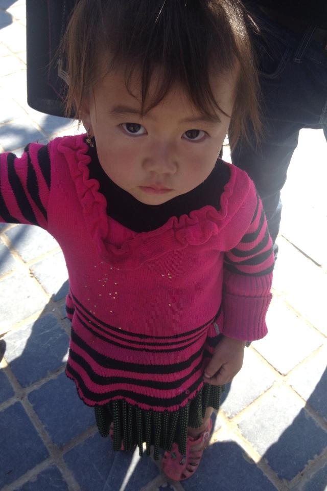 Xót xa những ánh mắt trẻ thơ nhìn khách du lịch (ảnh Thanh Huyền)