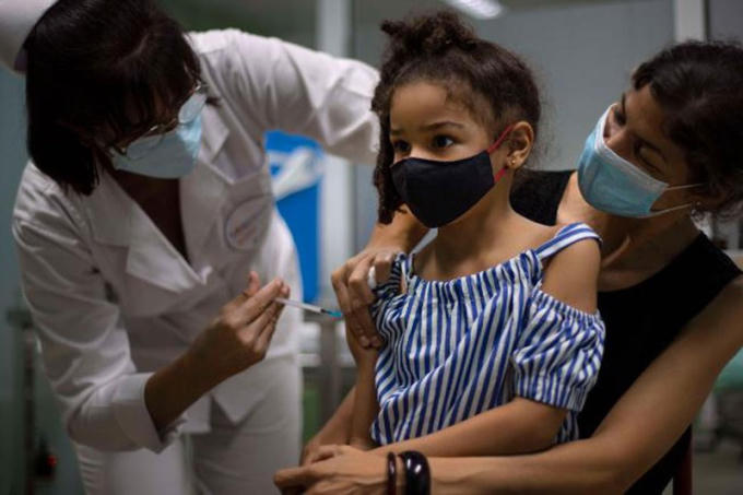Một bé gái được tiêm vaccine Soberana-02 do Cuba sản xuất để ngừa COVID-19 tại thủ đô Havana ngày 24-8. Ảnh: CNN