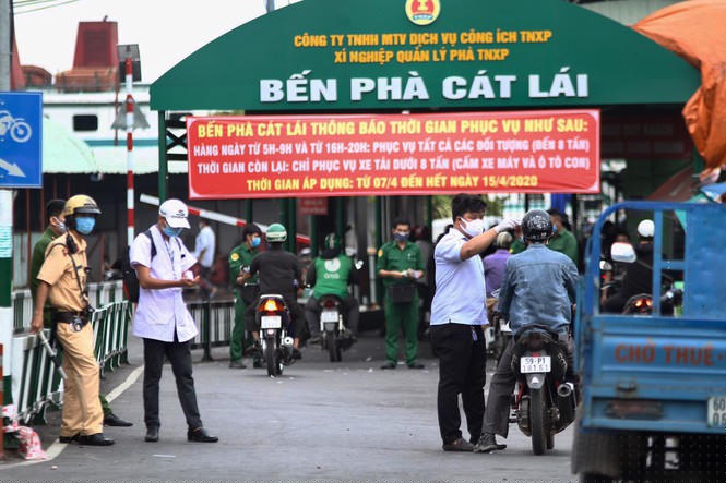 Chen chân qua phà Cát Lái trong ngày 'cách ly toàn xã hội' - ảnh 2