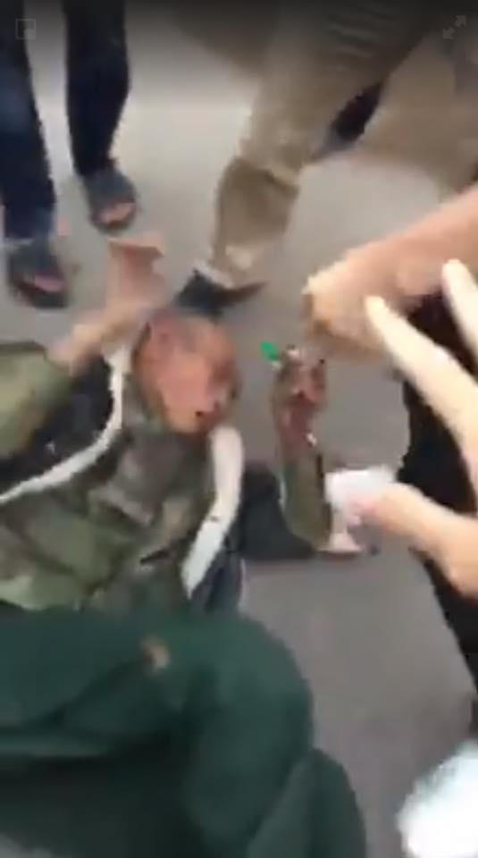 Hình ảnh ông Vin bị nhóm người hành hung giữa phố sau khi va chạm giao thông (Ảnh cắt từ clip).