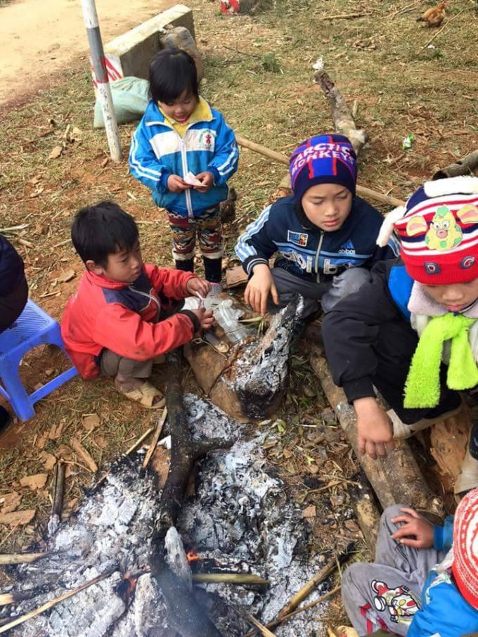 Những ngày qua, người dân Son Bá Mười chống rét bằng cách đốt lửa liên tục cà ngày lẫn đêm.