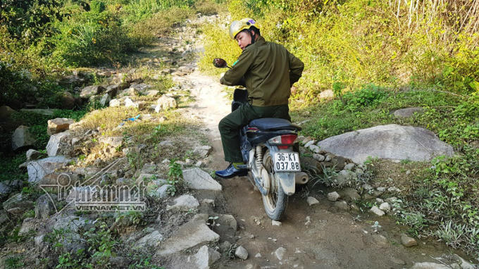 Con đường vào bản Xa Lao gập gềnh, heo hút.