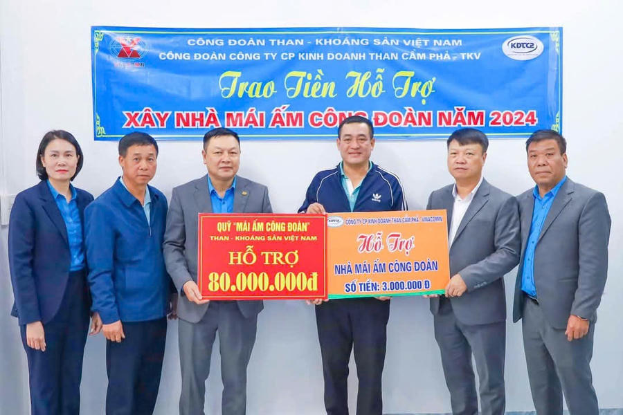 Công đoàn Công ty CP Kinh doanh than Cẩm Phả - Vinacomin trao tiền hỗ trỡ xây “Mái ấm Công đoàn” cho người lao động có hoàn cảnh đặc biệt khó khăn.