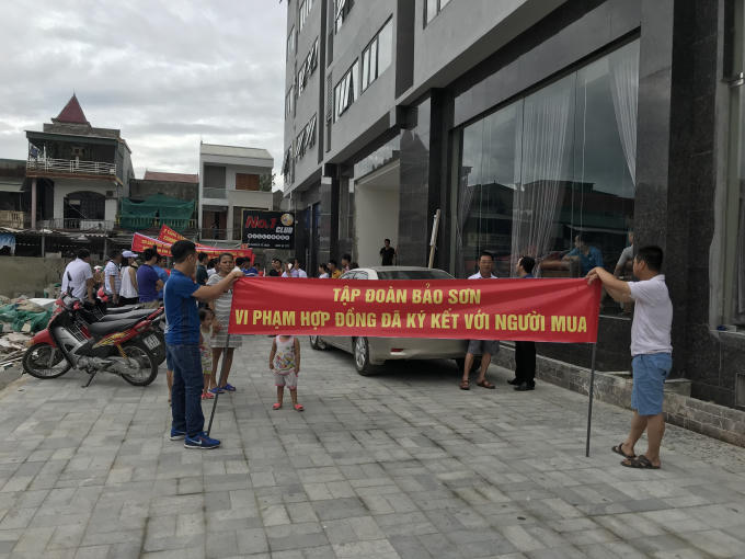 Mua căn hộ cao cấp với giá khá cao nhưng cư dân tá hỏa khi phát hiện nhưng cam kết trong hợp đồng đã bị vi phạm.