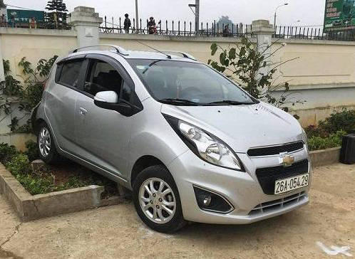 Hiện trường chiếc xe gây tai nạn làm chết một học sinh.