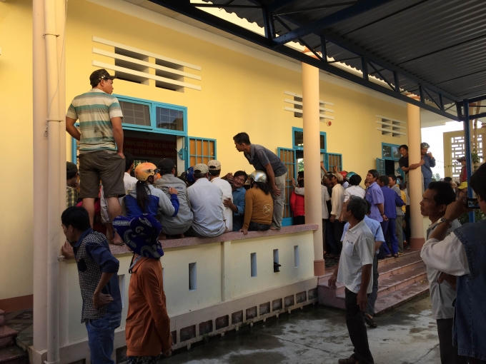 Rất đông người dân xã Ninh Phụng theo dõi phiên xử. Ảnh: Ngọc Trìu