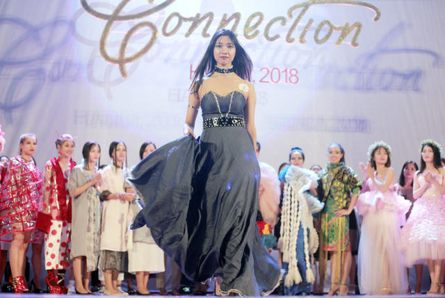 Ngay sau đó, cô thể hiện những bước đi gây ấn tượng mạnh mẽ cho khán giả và ban giám khảo