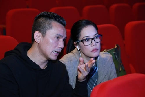 Thu Phương cười rạng rỡ v&igrave; được &ldquo;trai trẻ&rdquo; Lam Trường, H&agrave; Anh Tuấn h&ocirc;n