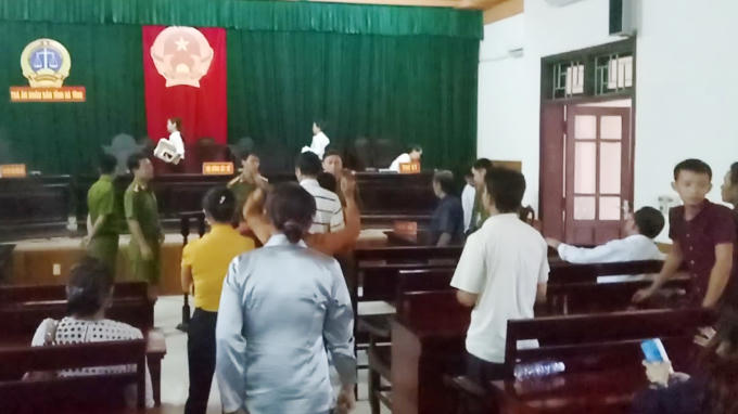 Sau khi tuyên án, gia đình bị cáo la hét phản đối bản án dành cho bị cáo Triều.
