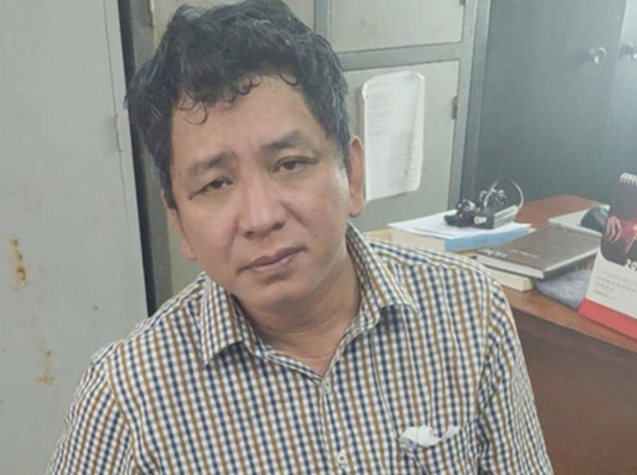 Đối tượng truy nã đặc biệt nguy hiểm Phạm Ngọc Nông ra cơ quan công an đầu thú. Ảnh: Cao Nguyên