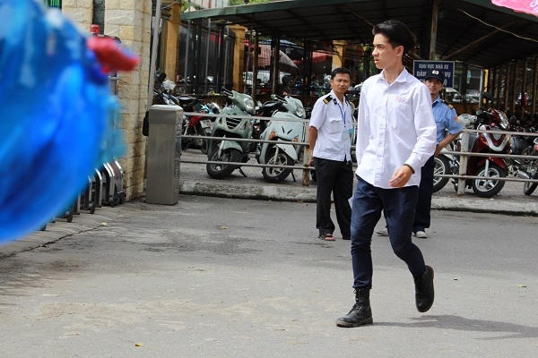 Một trong những thí sinh đầu tiên ra phòng thi sớm tại điểm trường ĐH Bách Khoa.