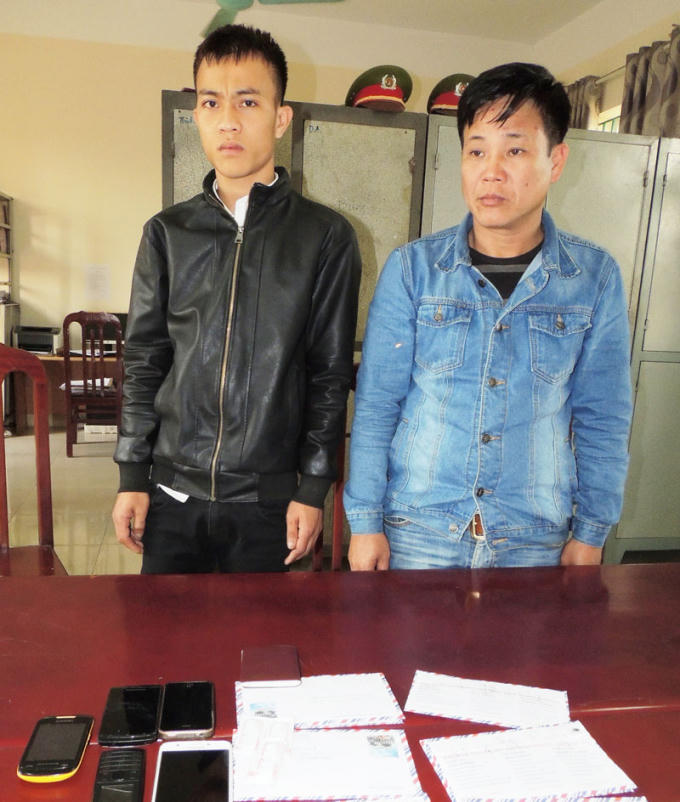 Đối tượng Nguyễn Quốc Luân, Nguyễn Văn Tiệp và tang vật vụ án. (Ảnh: Công an Hà Nam).