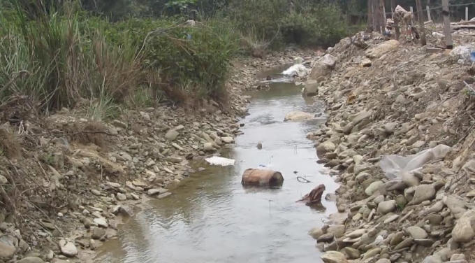 Các thùng hóa chất nằm chỏng chơ giữa sông, chảy xuôi về các xã tại Kỳ Anh.