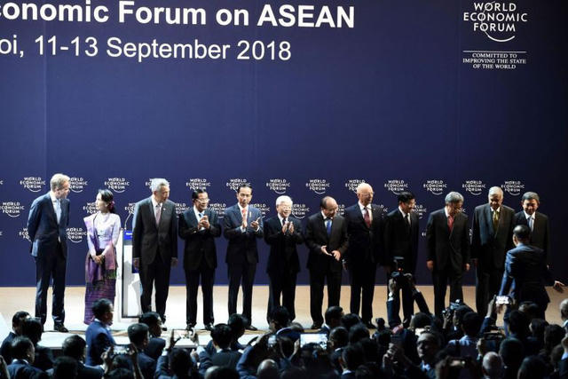 Các nhà lãnh đạo dự Diễn đàn Kinh tế Thế giới về ASEAN tại Việt Nam ngày 12/9 (Ảnh: AFP)