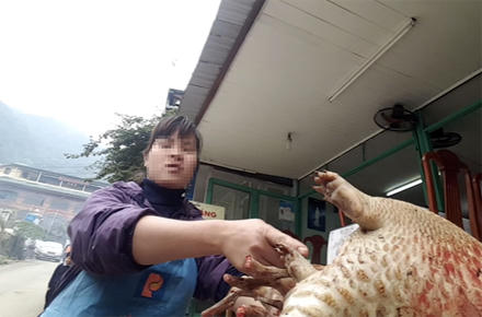 Một tiểu thương đang quảng cáo các loại thị thú rừng chị ta có thể cung cấp, tất cả đều "khoe" được đưa từ rừng cấm ra.