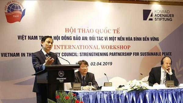Thứ trưởng Bộ Ngoại giao Lê Hoài Trung phát biểu tại Hội thảo.