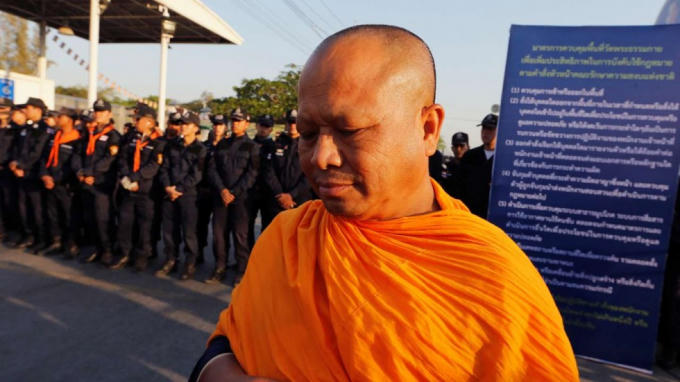 Cảnh sát bao vây chùa Wat Dhammakaya. (Ảnh: AFP)
