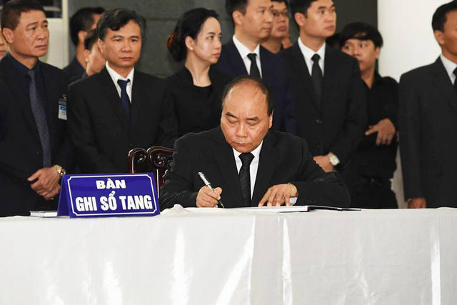 Thủ tướng Nguyễn Xuân Phúc ghi lời tiễn biệt vào sổ tang. (Ảnh: Dân Trí)