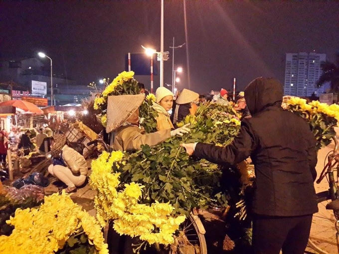 Kẻ bán người mua tấp nập.