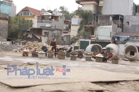 Những người bán hàng rong tại tuyến đường này không bán được hàng do con đường quá bụi không có ai dừng lại để mua.