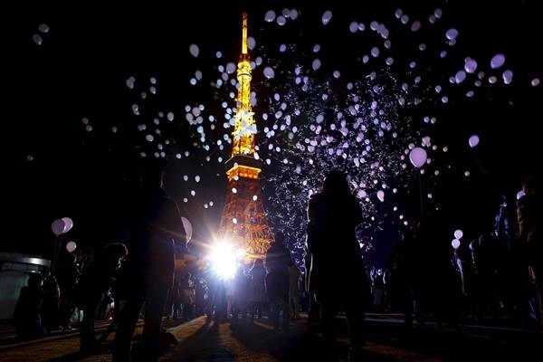 Tokyo, Seoul và Bình Nhưỡng vừa cùng đón năm mới 2016 vào lúc 22h00 (giờ VN). Đặc biệt, tại Nhật Bản năm nay, người ta không bắn pháo hoa mà tổ chức thả bóng bay.