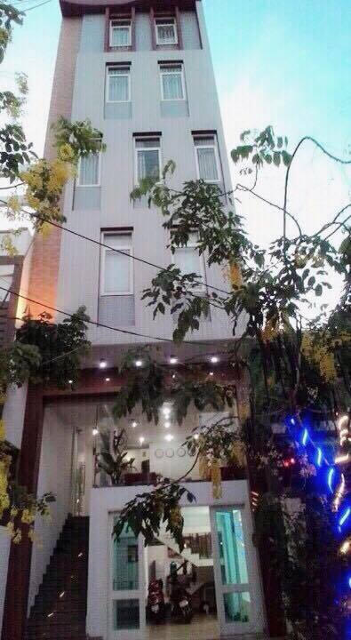 Khách sạn 6 tầng, 12 phòng. Hotel có thang máy, tầng hầm để xe.