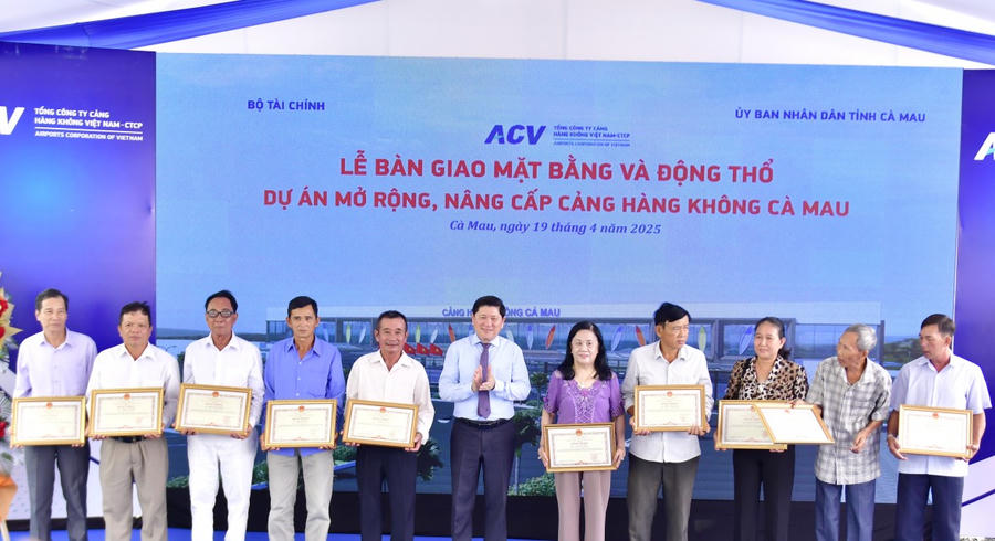 Ông Lê Văn Sử - Tỉnh ủy viên, Phó Chủ tịch UBND tỉnh Cà Mau, trao 10 Bằng khen của Chủ tịch UBND tỉnh cho các hộ dân hoàn thành công tác bồi hoàn giải phóng mặt bằng dự án.