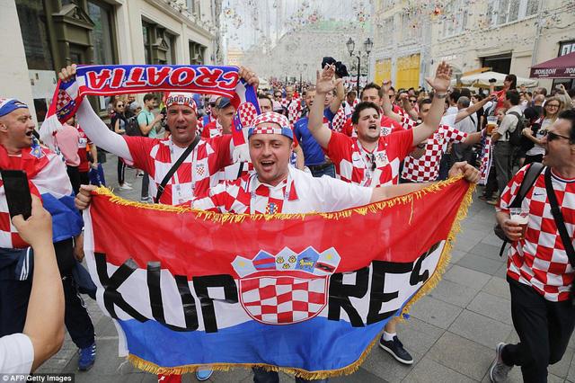 Tại quê nhà Zagreb, người Croatia đổ ra đường ăn mừng