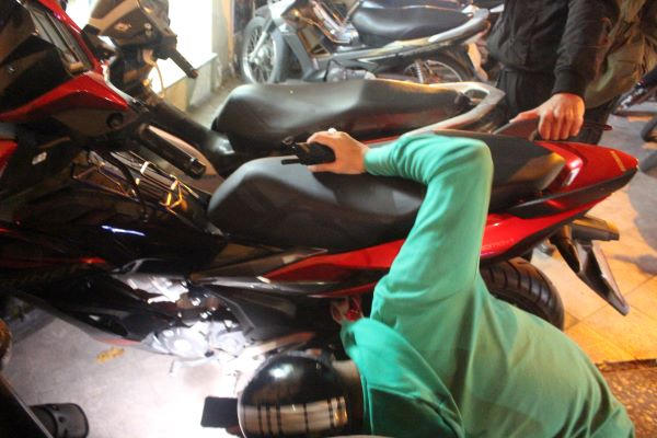 Cán bộ tổ công tác Y12/141 kiểm tra số khung số máy xe vi phạm.