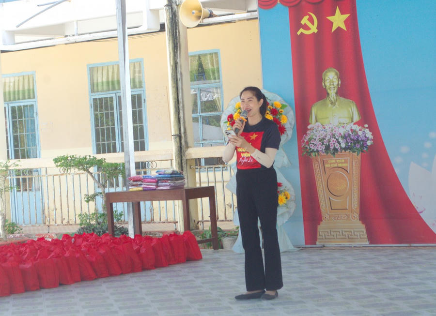 Ca sĩ - MC Quỳnh Hoa - Phó Giám đốc Nhà Văn hóa Thanh niên TP. Hồ Chí Minh chia sẻ tại Trường Tiểu học Yên Khánh (xã Vĩnh Mỹ, tỉnh Cà Mau).